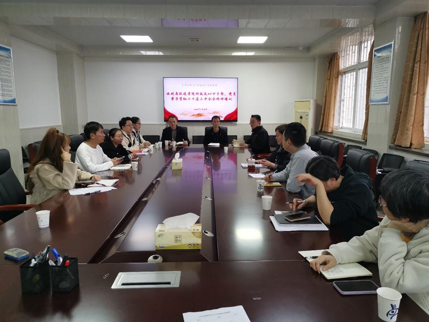 餐厅里的人们 描述已自动生成